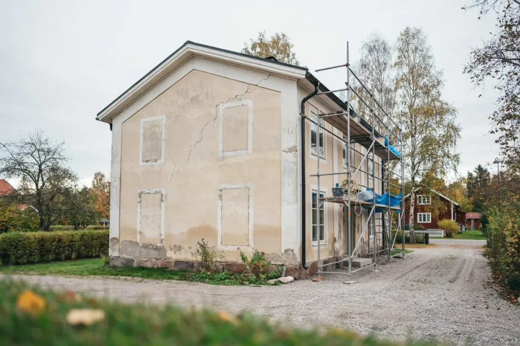putsa om fasaden i r tt tid tecken kostnad och vanliga misstag att undvika